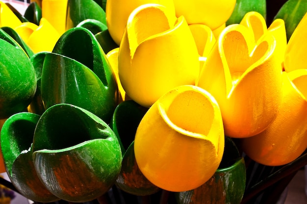 Traditionele tulpen van hout in Amsterdamse winkel