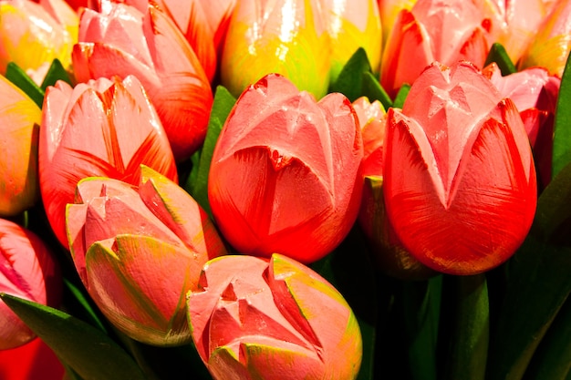 Traditionele tulpen van hout in Amsterdamse winkel