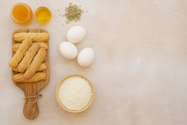 Traditionele Tunesische koekjes met venkelkorrels. Voedselingrediënten op een wit houten oppervlak