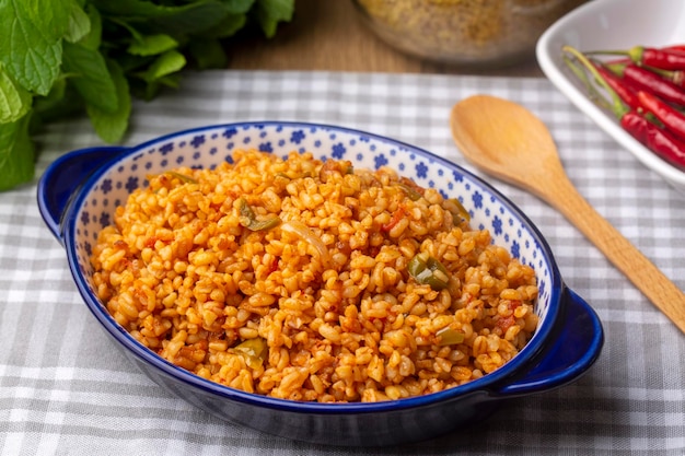 Traditionele Turkse bulgur pilaf met tomatensaus op bord Turkse naam meyhane pilavi