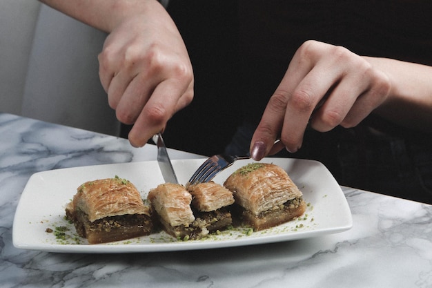 Traditionele Turkse dessertbaklava met cashewnoten, walnoten. Zelfgemaakte baklava met noten en honing.