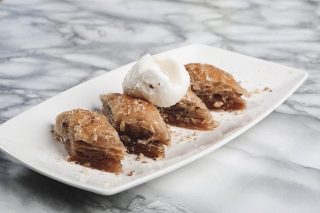 Traditionele Turkse dessertbaklava met cashewnoten, walnoten. Zelfgemaakte baklava met noten en honing.