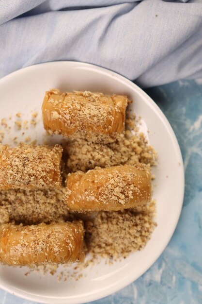 Traditionele Turkse dessertbaklava met cashewnoten, walnoten. Zelfgemaakte baklava met noten en honing.