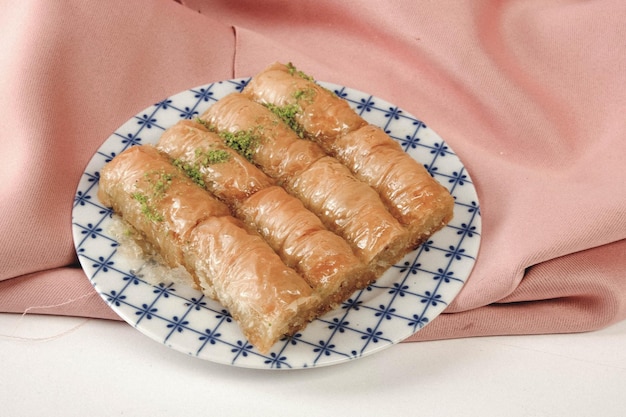 Traditionele Turkse dessertbaklava met cashewnoten, walnoten. Zelfgemaakte baklava met noten en honing.