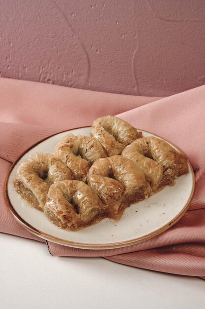 Traditionele Turkse dessertbaklava met cashewnoten, walnoten. Zelfgemaakte baklava met noten en honing.