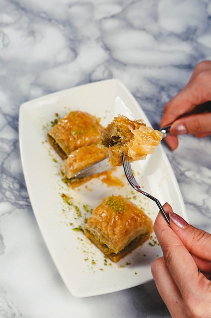 Traditionele Turkse dessertbaklava met cashewnoten, walnoten. Zelfgemaakte baklava met noten en honing.