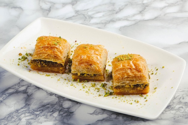 Traditionele Turkse dessertbaklava met cashewnoten, walnoten. Zelfgemaakte baklava met noten en honing.