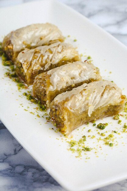 Traditionele Turkse dessertbaklava met cashewnoten, walnoten. Zelfgemaakte baklava met noten en honing.