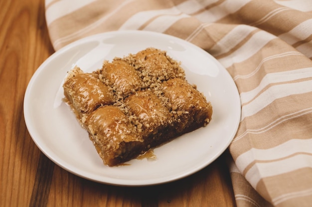 Traditionele Turkse dessertbaklava met cashewnoten, walnoten. Zelfgemaakte baklava met noten en honing.