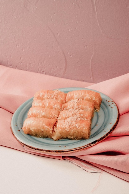 Traditionele Turkse dessertbaklava met cashewnoten, walnoten. Zelfgemaakte baklava met noten en honing.