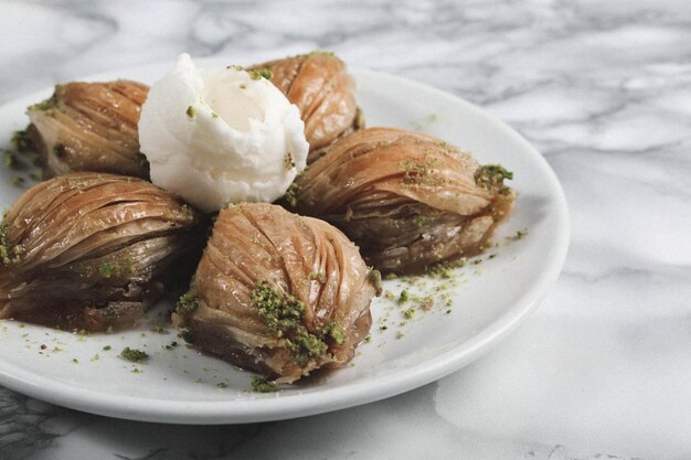 Traditionele Turkse dessertbaklava met cashewnoten, walnoten. Zelfgemaakte baklava met noten en honing.