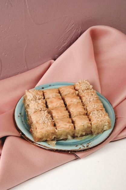 Traditionele Turkse dessertbaklava met cashewnoten, walnoten. Zelfgemaakte baklava met noten en honing.