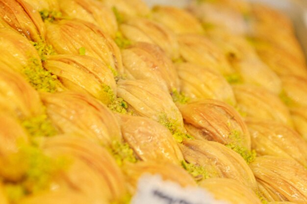 Traditionele Turkse dessertbaklava met cashewnoten, walnoten. Zelfgemaakte baklava met noten en honing.