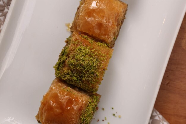 Traditionele Turkse dessertbaklava met cashewnoten, walnoten. Zelfgemaakte baklava met noten en honing.