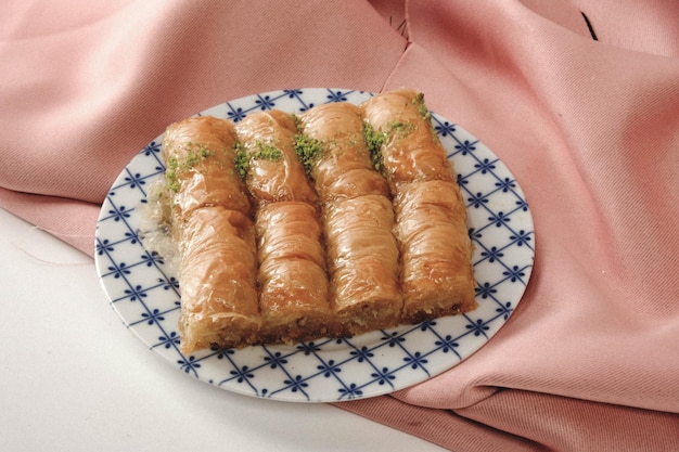 Traditionele Turkse dessertbaklava met cashewnoten, walnoten. Zelfgemaakte baklava met noten en honing.