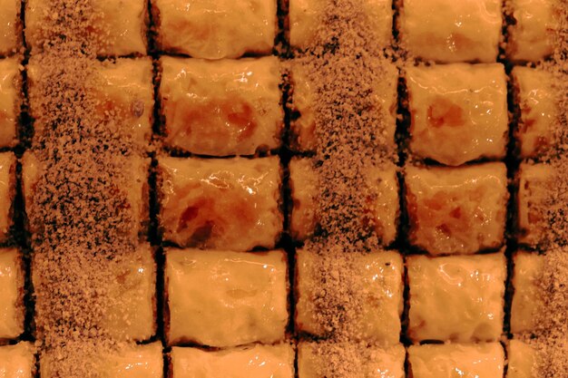 Traditionele Turkse dessertbaklava met cashewnoten, walnoten. Zelfgemaakte baklava met noten en honing.