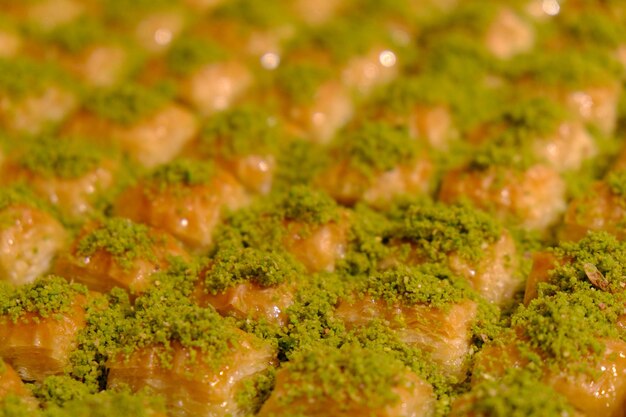 Traditionele Turkse dessertbaklava met cashewnoten, walnoten. Zelfgemaakte baklava met noten en honing.