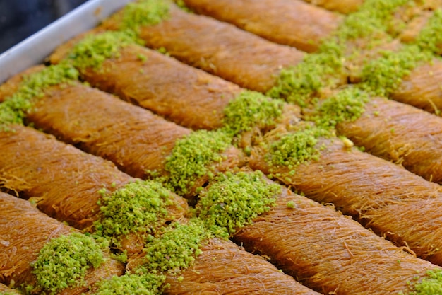 Traditionele Turkse dessertbaklava met cashewnoten, walnoten. Zelfgemaakte baklava met noten en honing.