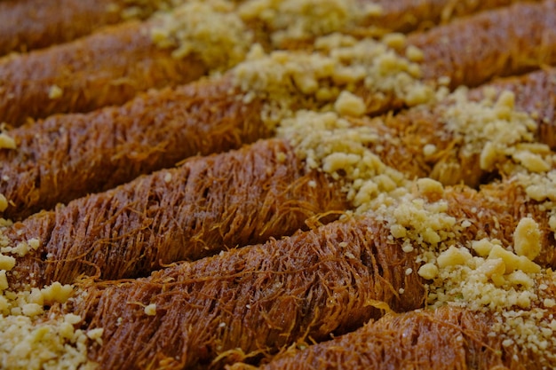 Traditionele Turkse dessertbaklava met cashewnoten, walnoten. Zelfgemaakte baklava met noten en honing.