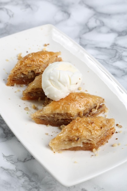 Traditionele Turkse dessertbaklava met cashewnoten Zelfgemaakte baklava met noten en honing