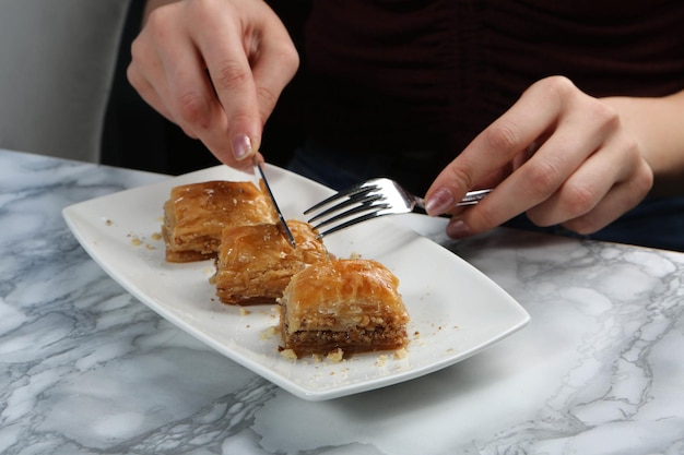 Traditionele Turkse dessertbaklava met cashewnoten Zelfgemaakte baklava met noten en honing