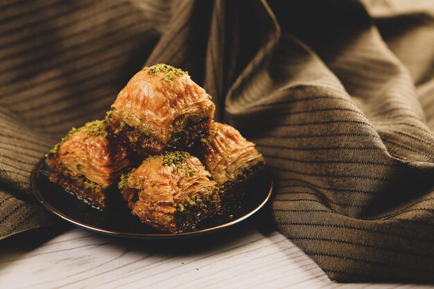 Traditionele Turkse dessertbaklava met cashewnoten Zelfgemaakte baklava met noten en honing