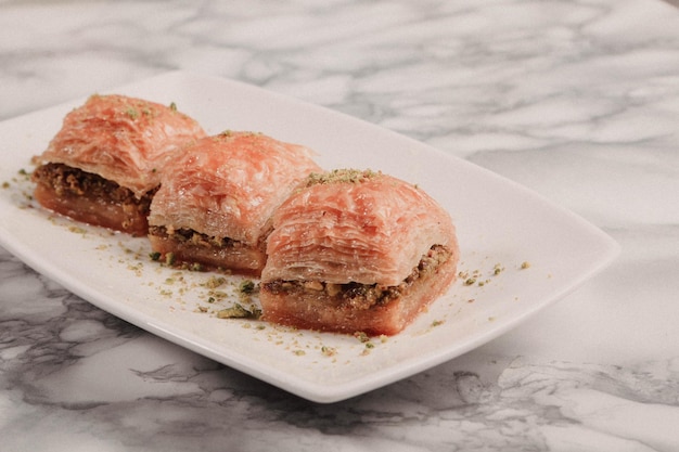 Foto traditionele turkse dessertbaklava met cashewnoten zelfgemaakte baklava met noten en honing