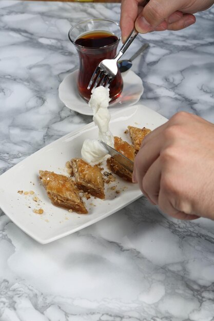 Traditionele Turkse dessertbaklava met cashewnoten Zelfgemaakte baklava met noten en honing