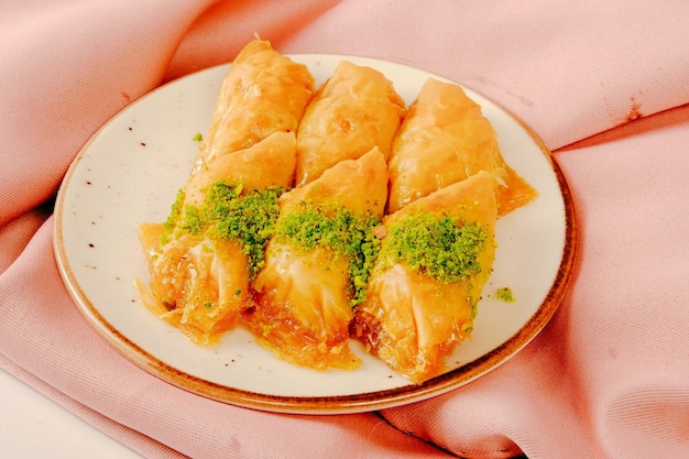 Traditionele turkse dessertbaklava met cashewnoten zelfgemaakte baklava met noten en honing