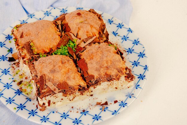 Foto traditionele turkse dessertbaklava met cashewnoten zelfgemaakte baklava met noten en honing