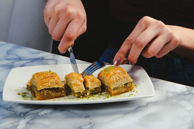 Traditionele Turkse dessertbaklava met cashewnoten Zelfgemaakte baklava met noten en honing