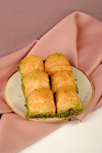 Traditionele Turkse dessertbaklava met cashewnoten Zelfgemaakte baklava met noten en honing