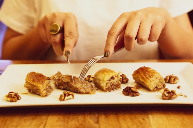 Traditionele Turkse dessertbaklava met cashewnoten Zelfgemaakte baklava met noten en honing