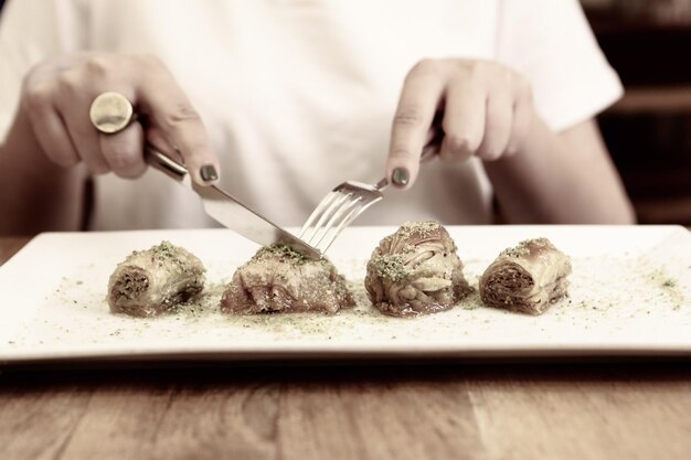 Traditionele Turkse dessertbaklava met cashewnoten Zelfgemaakte baklava met noten en honing