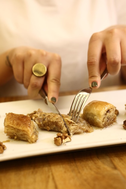 Traditionele Turkse dessertbaklava met cashewnoten Zelfgemaakte baklava met noten en honing