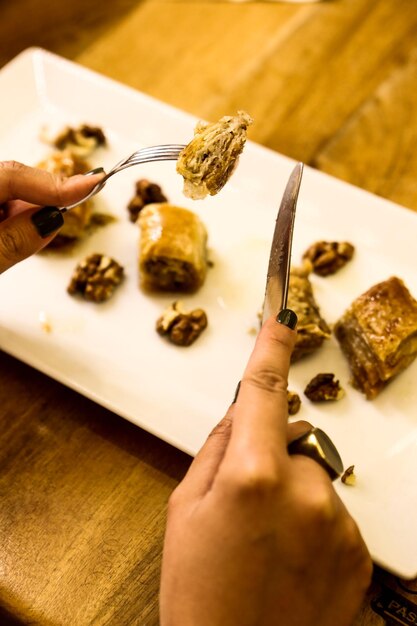 Traditionele Turkse dessertbaklava met cashewnoten Zelfgemaakte baklava met noten en honing