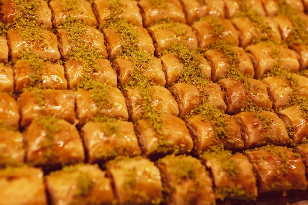 Traditionele Turkse dessertbaklava met cashewnoten Zelfgemaakte baklava met noten en honing