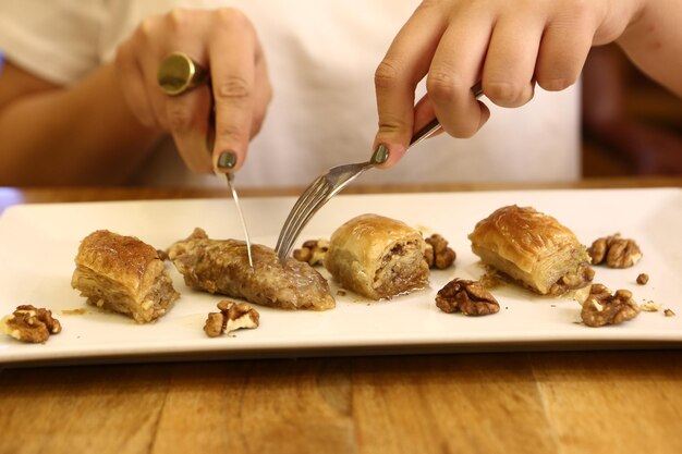 Traditionele Turkse dessertbaklava met cashewnoten Zelfgemaakte baklava met noten en honing