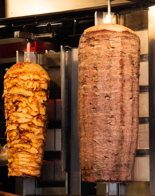 Traditionele Turkse Döner Kebab-kebab aan het spit Turkse keuken straatvoedsel