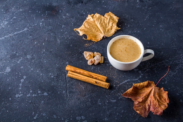 Traditionele Turkse drank Salep met kaneelstokjes en poeder. Kerst Eggnog