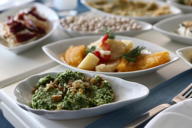 Traditionele Turkse en Griekse mezetafel voor diner