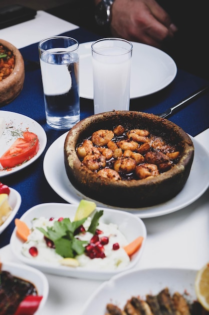 Traditionele Turkse en Griekse mezetafel voor diner