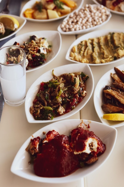 Traditionele Turkse en Griekse mezetafel voor diner