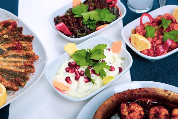 Traditionele Turkse en Griekse mezetafel voor diner