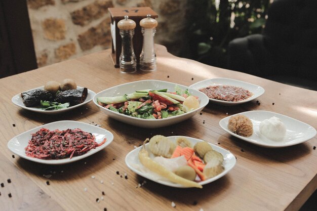 Traditionele Turkse en Griekse mezetafel voor diner