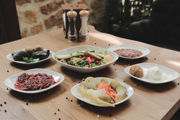 Traditionele Turkse en Griekse mezetafel voor diner