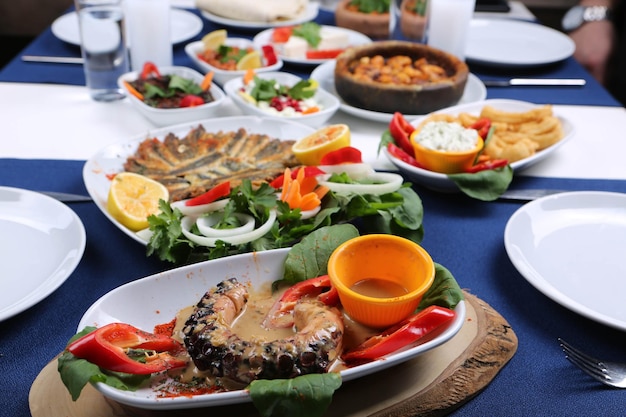 Traditionele Turkse en Griekse mezetafel voor diner