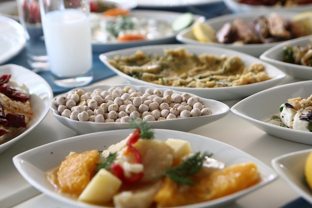 Traditionele Turkse en Griekse mezetafel voor diner