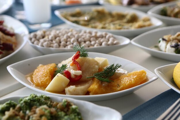 Traditionele Turkse en Griekse mezetafel voor diner