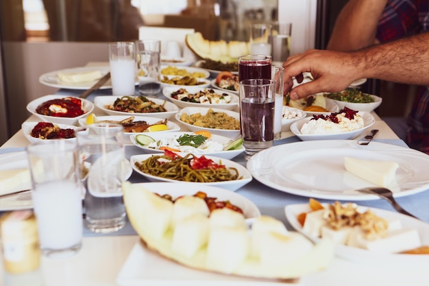 Traditionele Turkse en Griekse mezetafel voor diner